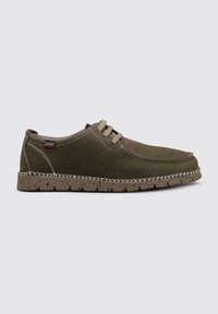 Zapatos de cuero verde oliva con punta redondeada, cordones beige y suela de goma texturizada y moteada. Detalles de costura a lo largo de los bordes.