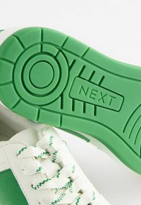 Next FOREVER COMFORT CHUNKY- REGULAR - Matalavartiset tennarit - white green
