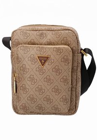 Beige olkalaukku, jossa on teksturoitu kangas ja kohokuvioitu kuvio. Siinä on kultainen kolmion muotoinen logo ja vetoketjullinen etutasku. Musta hihna.