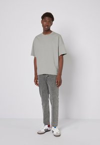 American Vintage CARROT YOPDAY - Tiesaus kirpimo džinsai - salt and pepper