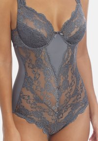 Grauer Spitzen-Bodysuit mit transparenten Mesh-Einsätzen, floralen Mustern, tiefem Ausschnitt und filigranen Spitzenakzenten entlang der Ränder.