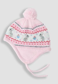 Cappello lavorato a maglia rosa con pompon, caratterizzato da un motivo di coniglio, dettagli rossi e blu, e paraorecchie con lacci. Texture morbida e forma arrotondata.