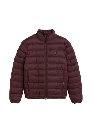 Chaqueta acolchada burdeos con alto cuello, cierre de cremallera frontal y puños elásticos. Presenta un patrón de acolchado horizontal y bolsillos laterales con cremallera.