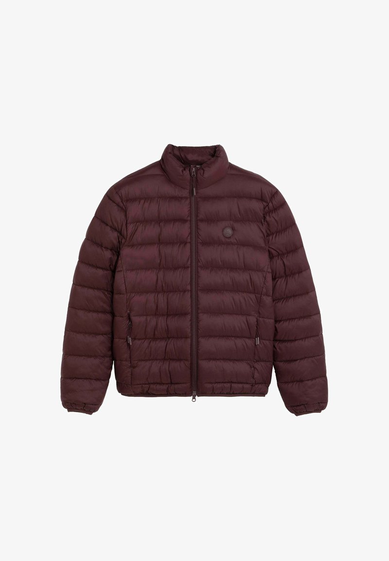 Chaqueta acolchada burdeos con alto cuello, cierre de cremallera frontal y puños elásticos. Presenta un patrón de acolchado horizontal y bolsillos laterales con cremallera.