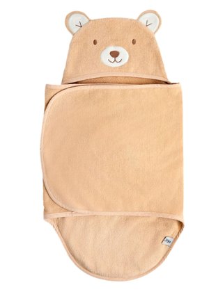 Lichtbruin baby hooded handdoek met berengezicht en oren op de capuchon, afgeronde randen en een klein "JoJo" label.