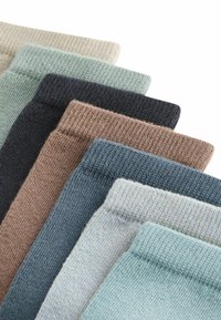 Calzini in misto cotone di vari colori: beige, verde chiaro, blu scuro, marrone e blu. Polsini a costine con una finitura testurizzata.