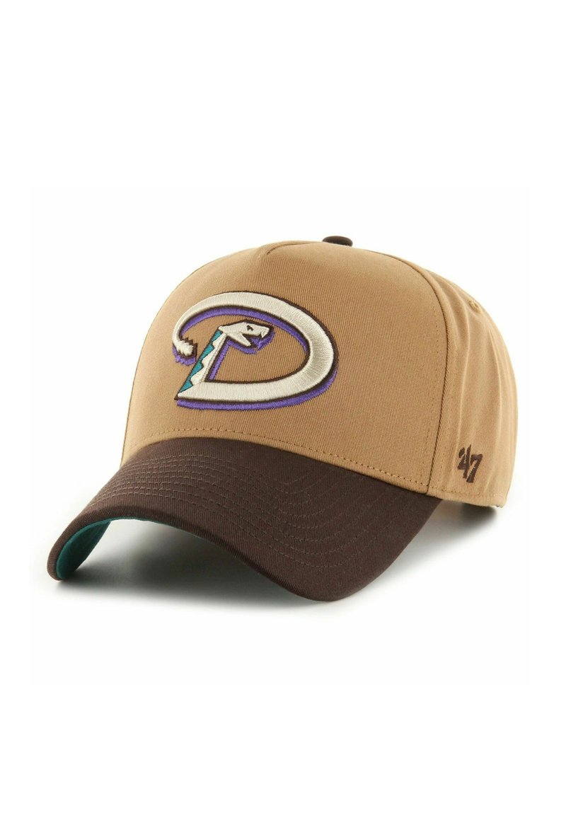 Gorra de béisbol marrón y beige con un logo bordado multicolor, tela texturizada y visera curva. Costuras decorativas en el lateral.