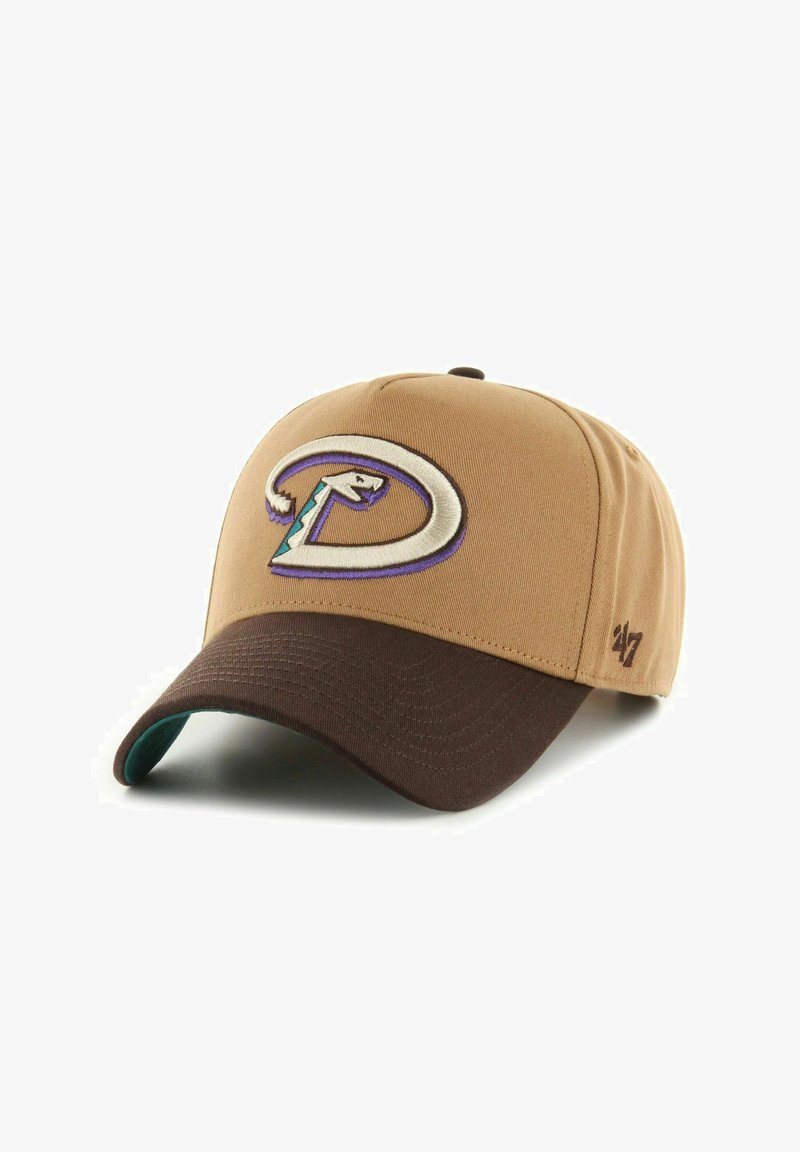 Gorra de béisbol marrón y beige con un logo bordado multicolor, tela texturizada y visera curva. Costuras decorativas en el lateral.