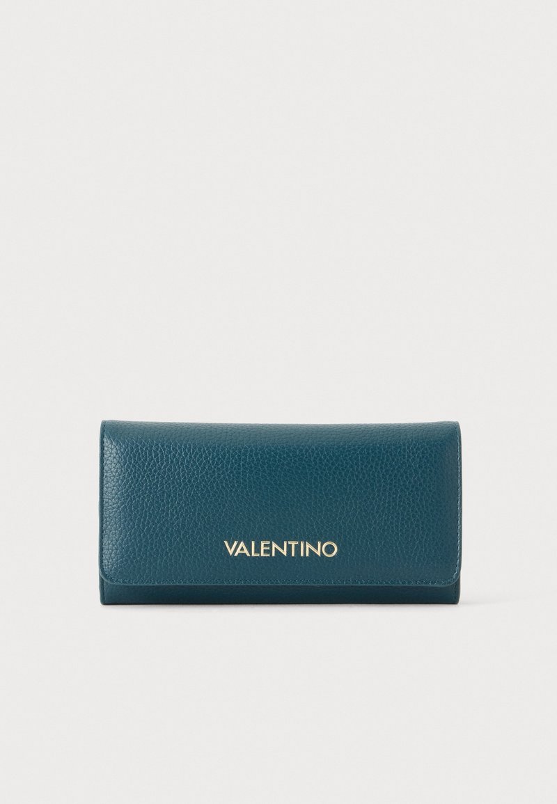 Πορτοφόλι Valentino από δέρμα με υφή σε τιρκουάζ χρώμα, με κλείσιμο με καπάκι και χρυσό λογότυπο στο κέντρο μπροστά, σε απλό ανοιχτόχρωμο φόντο.