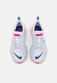 Nike Performance INVINCIBLE 3 - Pantofi de alergare pe asfalt - white/deep royal blue/photon dust/fierce pink/aquarius blue/light orange