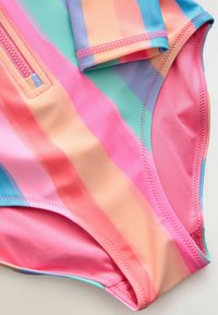 Maillots de bain colorés avec des rayures verticales en rose, pêche, turquoise et bleu. Texture lisse avec une fermeture éclair sur le côté et des coutures renforcées.