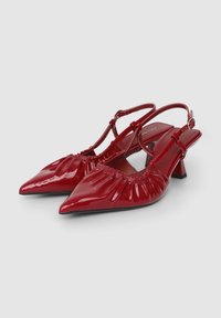 Rote Slingback-Schuhe aus Lackleder mit spitzer Kappe, geraffter Textur am Vorderblatt und kleinem Blockabsatz. Verstellbarer Knöchelriemen.