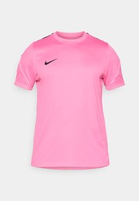 Ροζ αθλητική φανέλα Nike κατασκευασμένη από υφασμένο ύφασμα. Διαθέτει κοντά μανίκια, στρογγυλή λαιμόκοψη και μαύρες λεπτομέρειες στους ώμους. Μαύρο λογότυπο στο στήθος.