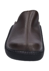 Brązowy skórzany kapcie o teksturowanej powierzchni, zaokrąglony czubek i czarna gumowa podeszwa z przeszytym detalem.