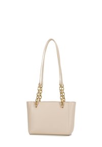 Beige leren tote bag met een gestructureerde afwerking, voorzien van dubbele schouderbanden en goudkleurige kettingaccenten; blokvorm met een open bovenkant.