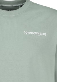 Mintgrüner Pullover mit Rundhalsausschnitt, gerippten Bündchen und dem Text "DOWNTOWN CLUB" in Weiß auf der oberen linken Vorderseite.