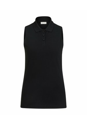 Top sin mangas negro con cuello tipo polo, combinado con pantalones oscuros de corte amplio en color navy y zapatillas blancas. Textura de tela suave, corte relajado.