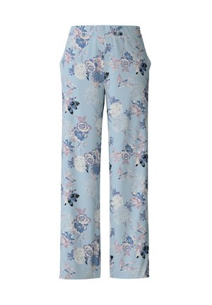 Pantaloni del pigiama floreali in blu chiaro, con una varietà di fiori rosa e blu scuro, vestibilità morbida, cintura elasticizzata e tasche laterali.