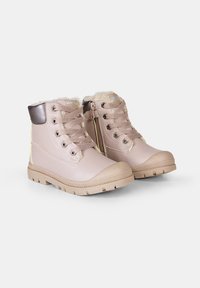 Ljusrosa ankelstövlar med konstgjord pälsfoder, metallöglor och dragkedjestängning. Texturerad gummisula och metallisk klackdetalj.