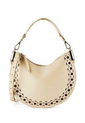 Sac à main en cuir beige en forme de croissant avec des motifs floraux découpés sur les bords, une quincaillerie dorée, une poignée supérieure et une bandoulière réglable.