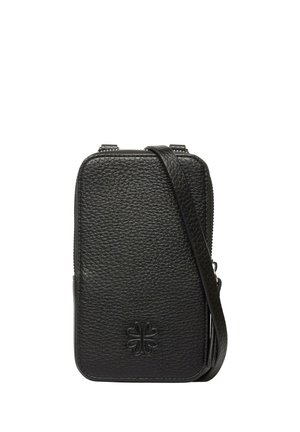 Czarna, teksturowana skórzana torba na ramię z zamkiem błyskawicznym i wytłoczonym logo koniczyny z przodu, wąski, regulowany pasek na ramię.