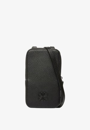 Czarna, teksturowana skórzana torba na ramię z zamkiem błyskawicznym i wytłoczonym logo koniczyny z przodu, wąski, regulowany pasek na ramię.