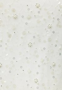 Tessuto bianco con un motivo floreale dettagliato, caratterizzato da piccole paillettes, perline e accenti argentati per un aggiunta di texture e profondità.