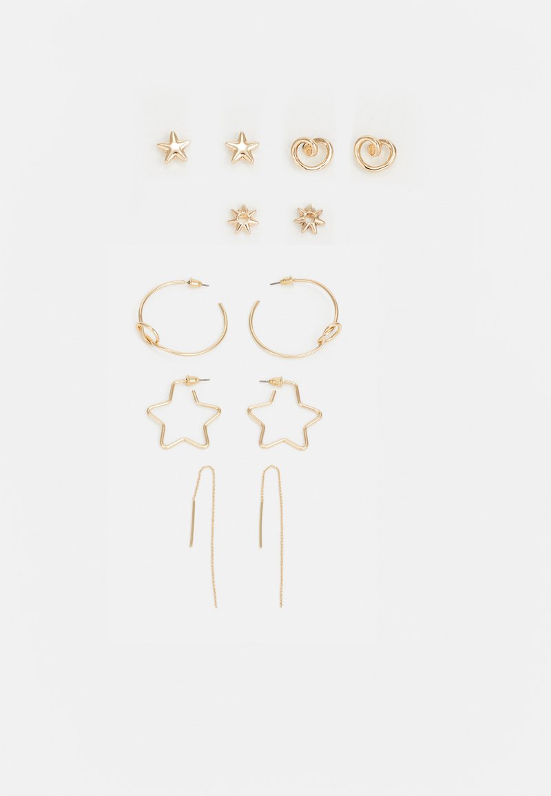 Sett med gullfargede øreringer som inkluderer stjerner som studs, spiral hoop-øreringer, store geometriske hoop-øreringer og lange stang-øreringer med en strukturert finish.