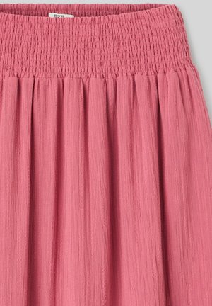 Jupe mi-longue plissée rose avec une large ceinture froncée et des détails en tissu texturé.