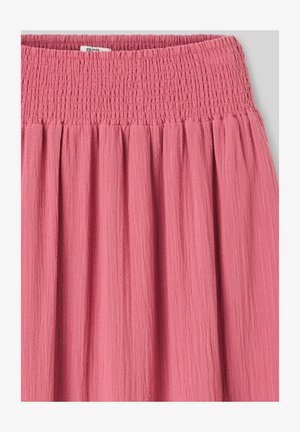 Jupe mi-longue plissée rose avec une large ceinture froncée et des détails en tissu texturé.