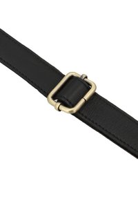 Cintura in pelle nera con una fibbia quadrata in metallo dorato e cuciture visibili lungo i bordi su uno sfondo bianco.