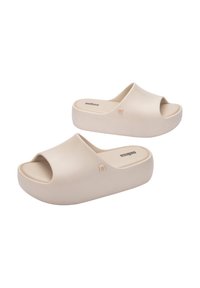 Sandali platform beige open-toe con una finitura liscia e opaca, dotati di una larga fascetta e un delicato dettaglio del logo di lato.