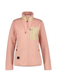 Lichtroze gewatteerde jas met een hoge kraag, gele accentzak, trekkoorden en ritszakken aan de zijkant; getextureerd geometrisch patroon.