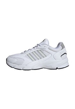 Baskets de sport blanches avec tige en mesh et cuir, bandes grises sur les côtés, semelle rembourrée et design à lacets, vues de côté extérieur.