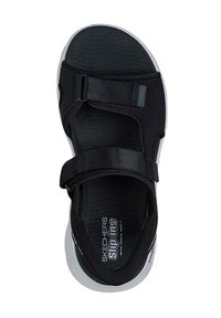 Sandalia negra Skechers de tipo slip-in con parte superior de malla transpirable, correas ajustables y suela texturizada. Incluye plantilla acolchada.