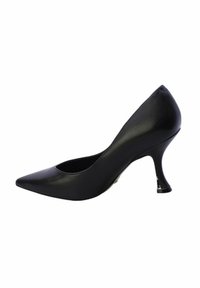 Morbida scarpa nera con punta a stiletto e finitura in pelle lucida, caratterizzata da un design con tagli e un distintivo accento argento sul tacco.