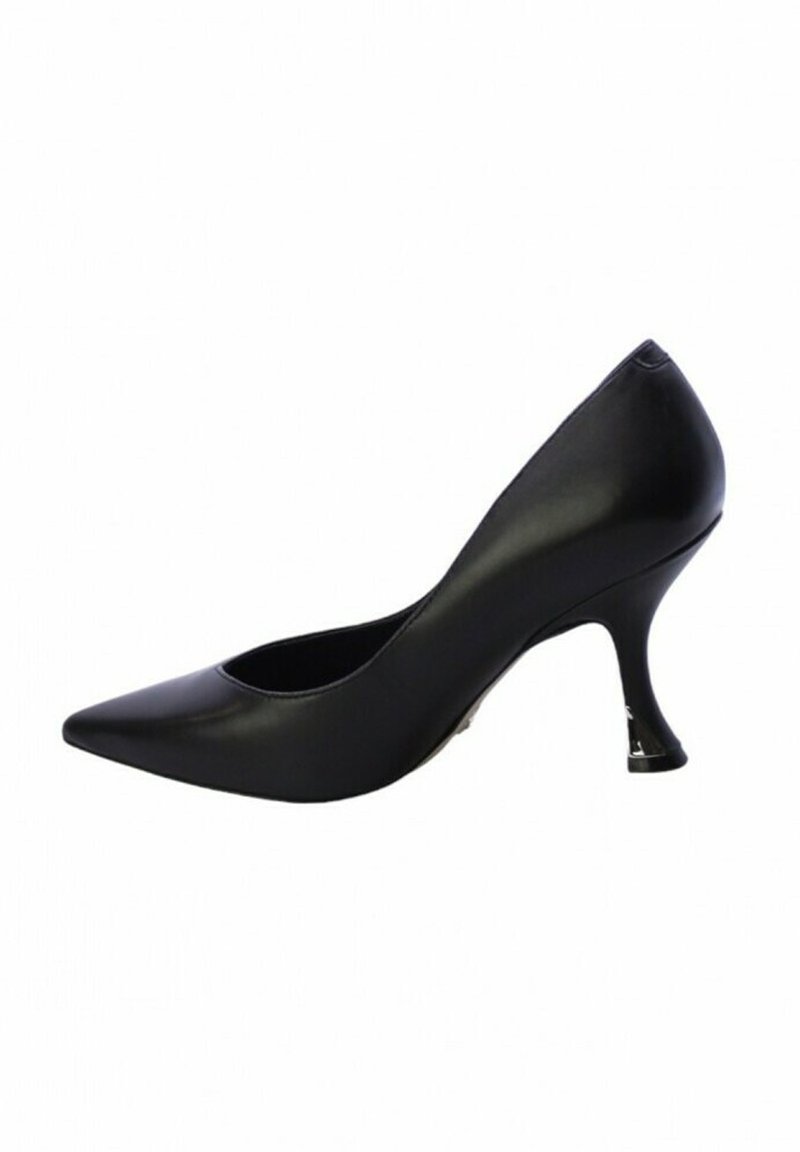 Morbida scarpa nera con punta a stiletto e finitura in pelle lucida, caratterizzata da un design con tagli e un distintivo accento argento sul tacco.
