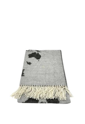 Coperta di lana grigia piegata con design della mappa del mondo nera e frange color crema su un lato su sfondo bianco.