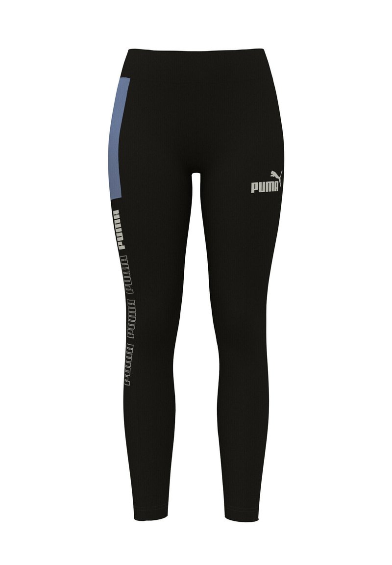Mustad mustad leggings, mis on valmistatud venivast kangast, külgedel sinise paneeliga, valge Puma logo ja tekstiga vasakul jalal. Sile tekstuur ja lähe vorm.