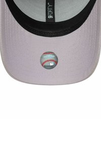 Vista inferiore di un cappellino 9FORTY grigio e nero con visiera, dotato di un adesivo olografico MLB e codice seriale al centro.