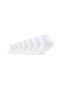 Chaussettes de cheville en coton blanc disposées en rang, présentant une texture lisse et des bords côtelés. Chaque chaussette conserve une forme et un style uniformes.