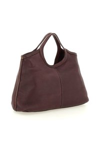 Grande borsa in pelle marrone con doppie maniglie e cuciture visibili, appoggiata su una superficie bianca.