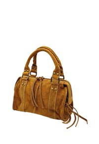 Sac à main en daim marron avec poignée tressée, quincaillerie en ton or et pampilles. Possède une fermeture zippée et de multiples accents cousus.