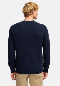 Marineblauer gerippter Pullover mit langen Ärmeln, Rundhalsausschnitt und strukturiertem Stoff; verfügt über enganliegende Bündchen und Saum für eine figurschmeichelnde Passform.