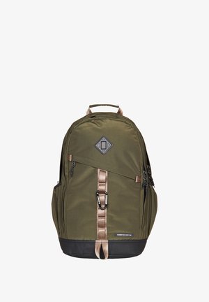 Zaino verde oliva realizzato in tessuto resistente, dotato di una tasca frontale, chiusure a zip e fondo rinforzato. Include una maniglia superiore e spallacci regolabili.