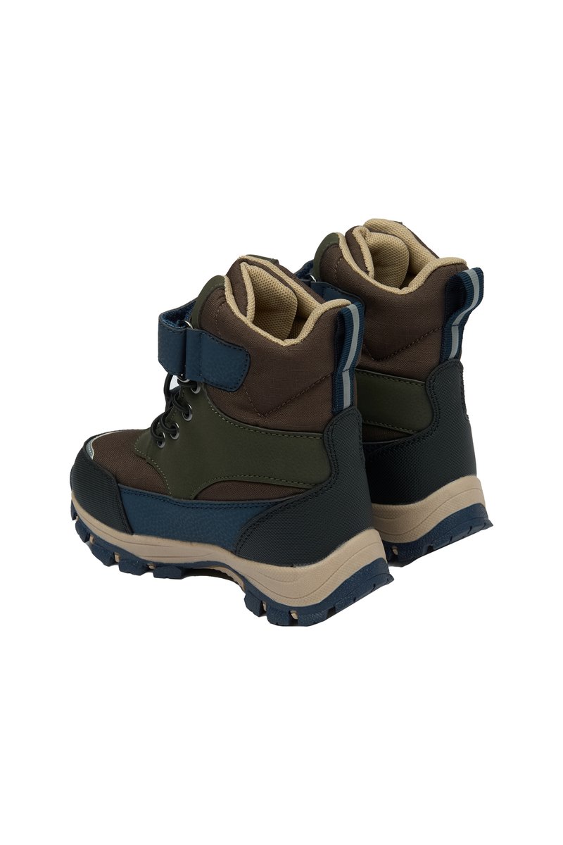 Braune und grüne Wanderschuhe mit einer strukturierten Oberfläche, Schnürung vorne, Klettverschluss und einer robusten Gummisohle mit Profilschlitzen.