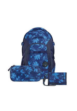 Blauer Rucksack, Federmäppchen und Brieftasche mit hellblauem Blumenmuster und schwarzen Markenlogos auf weißem Hintergrund angeordnet.