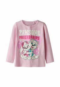 Rózsaszín, hosszúujjú póló, amelyen két rajzfilm kutya ölelkezik, a "PAWSOME FRIENDSHIPS" felirattal, vastag fehér és rózsaszín betűkkel. Pamut anyag.
