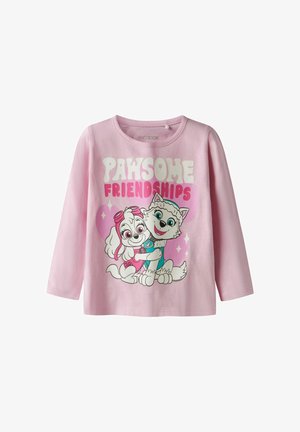 Lys rosa langermet skjorte med tegneseriehunder som klemmer, og teksten "PAWSOME FRIENDSHIPS" i hvite og rosa bokstaver på forsiden.