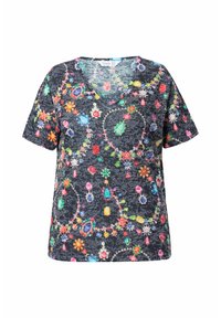 Tmavě šedé tričko s výstřihem do V, které se pyšní jasně barevným květinovým a šperkovým vzorem, krátkými rukávy a volným střihem.
